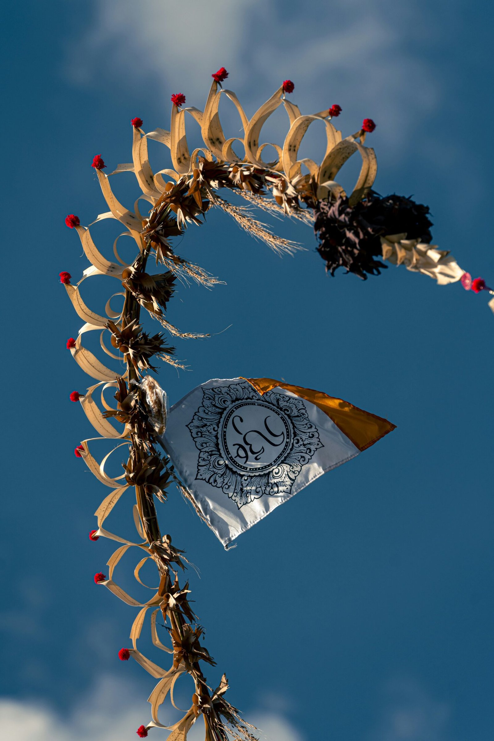 Jasa pembuatan penjor sebagai bagian dari jasa Galungan Bali untuk perayaan hari raya.