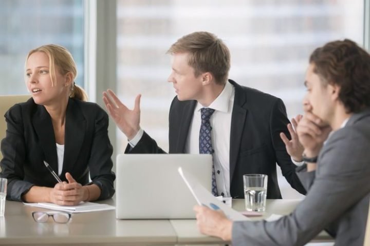 Cara Menghadapi Kritik Pedas dari Atasan Secara Profesional