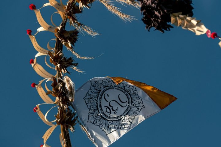 Jasa pembuatan penjor sebagai bagian dari jasa Galungan Bali untuk perayaan hari raya.