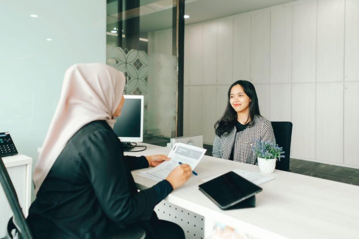 Wawancara kerja antara kandidat dan perekrut