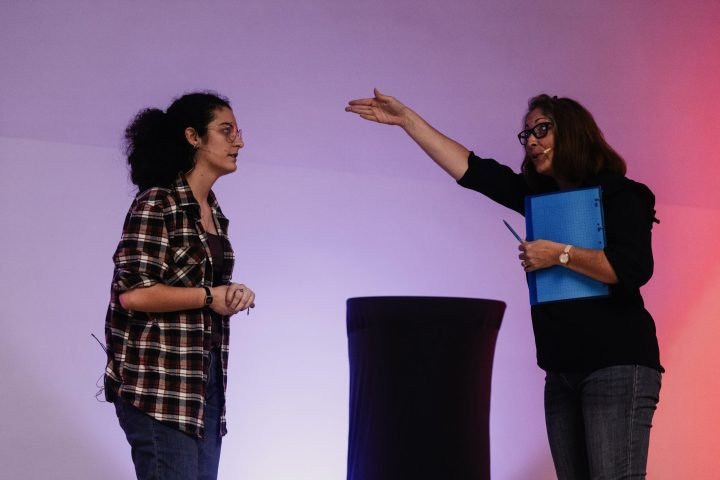 Menghadapi Kritik dengan Sikap Dewasa: Kunci Karier Panjang