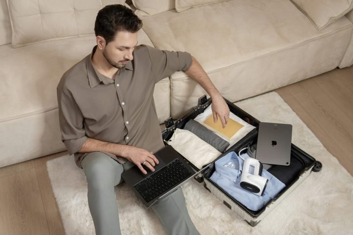 Tentu, berikut adalah artikel yang membahas tips sukses kerja *remote* agar tetap disiplin dan produktif di rumah, sangat relevan di era *work-from-home* ini.  ***  ### Tips Sukses Kerja Remote: Disiplin dan Tetap Produktif di Rumah  Konsep kerja *remote* atau kerja dari rumah telah menjadi norma baru bagi banyak profesional di tahun 2025. Fleksibilitas, mengurangi waktu perjalanan (*commute*), dan potensi keseimbangan hidup yang lebih baik adalah beberapa daya tariknya. Namun, di balik semua keuntungan itu, kerja *remote* juga membawa tantangan unik: Bagaimana cara tetap disiplin, fokus, dan produktif ketika batas antara pekerjaan dan kehidupan pribadi menjadi kabur?  Bekerja dari rumah membutuhkan adaptasi, strategi baru, dan yang terpenting, **disiplin diri yang kuat**. Tanpa struktur yang tepat, godaan untuk bersantai, gangguan di rumah, atau bahkan rasa kesepian bisa dengan mudah menurunkan produktivitas.  Jika Anda sedang menjalani atau akan memulai kerja *remote*, artikel ini akan memberikan tips praktis untuk membantu Anda sukses dan tetap produktif di lingkungan rumah.  ---  #### **1. Ciptakan Ruang Kerja Khusus**  * **Mengapa Penting:** Otak Anda perlu "sinyal" bahwa ini adalah tempat kerja. * **Aksi:** Alokasikan satu area di rumah Anda (bahkan jika hanya sudut meja) khusus untuk bekerja. Pastikan rapi, nyaman, dan memiliki pencahayaan yang cukup. Hindari bekerja di tempat tidur atau sofa jika memungkinkan. * **Manfaat:** Membantu memisahkan kehidupan kerja dari kehidupan pribadi, mengurangi gangguan, dan meningkatkan fokus.  #### **2. Tetapkan Rutinitas Pagi (*Morning Routine*) Layaknya Pergi ke Kantor**  * **Mengapa Penting:** Rutinitas pagi membangun momentum dan mempersiapkan pikiran Anda untuk bekerja. * **Aksi:** Bangun di jam yang sama setiap hari kerja. Lakukan hal-hal yang biasanya Anda lakukan sebelum ke kantor: mandi, berpakaian rapi (bukan piama!), sarapan, minum kopi. * **Manfaat:** Memberi struktur pada hari Anda, meningkatkan *mood*, dan sinyal ke otak bahwa "mode kerja" sudah aktif.  #### **3. Buat Jadwal Kerja yang Jelas dan Patuhi**  * **Mengapa Penting:** Tanpa jadwal, Anda bisa berakhir bekerja terlalu banyak atau terlalu sedikit. * **Aksi:** Tentukan jam mulai dan selesai kerja Anda. Sertakan waktu istirahat yang teratur (istirahat makan siang, jeda singkat). Gunakan *timer* (misal: teknik Pomodoro) untuk membantu Anda fokus pada tugas tertentu selama periode waktu yang ditentukan. * **Manfaat:** Menjaga keseimbangan antara kerja dan istirahat, serta mencegah *burnout*.  #### **4. Kelola Komunikasi Proaktif & Jaga Koneksi Tim**  * **Mengapa Penting:** Kurangnya komunikasi adalah penyebab utama kegagalan kerja *remote*. * **Aksi:**     * **Responsif:** Balas pesan atau email sesegera mungkin.     * **Proaktif:** Beri *update* secara teratur kepada tim atau atasan tentang progres Anda. Jangan menunggu ditanya.     * **Video Call:** Manfaatkan *video call* untuk rapat tim. Melihat wajah rekan kerja membantu membangun koneksi dan menghindari kesalahpahaman.     * **Komunikasi Non-Formal:** Sesekali ajak rekan kerja untuk *virtual coffee break* atau sekadar *chat* santai. * **Manfaat:** Memastikan semua orang tetap *aligned*, membangun rasa kebersamaan, dan mencegah rasa terisolasi.  #### **5. Batasi Gangguan Digital dan Fisik**  * **Mengapa Penting:** Distraksi di rumah bisa sangat banyak (media sosial, TV, tugas rumah tangga). * **Aksi:**     * **Notifikasi:** Matikan notifikasi yang tidak berhubungan dengan pekerjaan di HP atau laptop Anda.     * **Tugas Rumah:** Tunda tugas rumah tangga non-esensial hingga jam kerja berakhir.     * **Anggota Keluarga:** Beri tahu anggota keluarga tentang jam kerja Anda agar mereka tidak mengganggu. Gunakan *headset* peredam bising jika perlu. * **Manfaat:** Meningkatkan fokus dan konsentrasi pada pekerjaan.  #### **6. Tentukan Batasan Jelas Antara Kerja dan Kehidupan Pribadi**  * **Mengapa Penting:** Ini adalah tantangan terbesar kerja *remote*. Mudah sekali terus bekerja melewati jam kerja. * **Aksi:** Saat jam kerja selesai, **tutup laptop Anda**. Jauhkan dari ruang kerja. Lakukan aktivitas yang Anda nikmati (olahraga, memasak, menghabiskan waktu dengan keluarga). Jangan cek email pekerjaan di luar jam kerja kecuali sangat mendesak. * **Manfaat:** Mencegah *burnout*, menjaga kesehatan mental, dan memastikan Anda punya waktu untuk beristirahat dan mengisi ulang energi.  #### **7. Prioritaskan Kesehatan Mental dan Fisik**  * **Mengapa Penting:** Duduk terlalu lama dan kurang interaksi sosial bisa memengaruhi kesehatan. * **Aksi:** Berolahraga secara teratur, minum air putih cukup, makan makanan bergizi. Sesekali berdiri, peregangan, atau berjalan kaki singkat di sekitar rumah. Jika merasa kesepian, proaktif untuk melakukan *video call* dengan teman atau keluarga. * **Manfaat:** Menjaga energi, fokus, dan kesejahteraan secara keseluruhan.  ---  **Kesimpulan**  Kerja *remote* adalah masa depan, dan Anda bisa sukses di dalamnya. Kuncinya adalah menciptakan struktur, membangun kebiasaan disiplin, dan secara proaktif mengelola batasan antara pekerjaan dan kehidupan pribadi. Dengan menerapkan tips-tips ini, Anda tidak hanya akan tetap produktif di rumah, tetapi juga bisa menikmati semua keuntungan yang ditawarkan oleh fleksibilitas kerja *remote*.