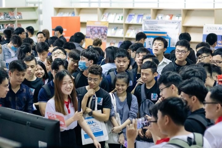 Loker untuk Fresh Graduate 2025: Industri yang Ramai dan Gaji Terkini