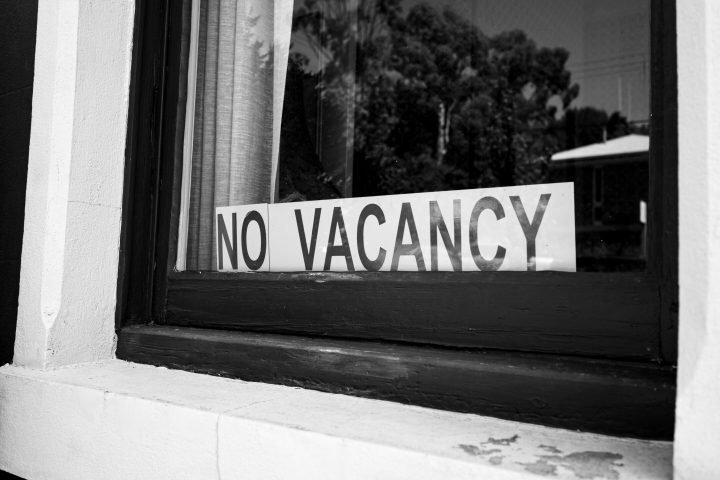 Tentu! Artikel yang sangat informatif ini bisa kita kemas ulang dengan gaya yang lebih modern dan mudah diikuti, sesuai preferensi Anda.  Ini dia versi barunya:  ---  ### Pengen Jadi Abdi Negara? 🇮🇩 Ini Panduan Lengkap Loker CPNS & PPPK!  Bagi banyak orang, berkarier di pemerintahan atau menjadi Aparatur Sipil Negara (ASN) adalah sebuah impian. Stabilitas, kesempatan mengabdi, plus tunjangan yang menarik jadi daya tarik utamanya. Tapi, proses seleksinya dikenal super ketat dan butuh persiapan matang.  Memahami syarat dan proses pendaftaran adalah langkah awal yang krusial. Yuk, kita bedah panduan umumnya!  #### **🇮🇩 Jenis Loker ASN: PNS vs. PPPK**  Secara umum, ada dua jalur utama:  * **Pegawai Negeri Sipil (PNS):** Status permanen, karier stabil, ada tunjangan pensiun. Seleksinya super kompetitif. * **Pegawai Pemerintah dengan Perjanjian Kerja (PPPK):** Status kontrak untuk jangka waktu tertentu. Nggak ada pensiun seperti PNS, tapi gaji dan tunjangannya tetap oke.  Lowongan biasanya dibuka untuk berbagai kementerian, lembaga negara, dan pemerintah daerah (provinsi/kabupaten/kota).  --- #### **📝 Syarat Umum Pendaftaran (Bisa Beda-beda Tipis!)**  Meskipun detailnya bisa bervariasi, ini syarat umum yang hampir selalu ada:  * ✅ **Warga Negara Indonesia (WNI):** Harga mati! * 🎂 **Usia:** Biasanya minimal 18 tahun dan maksimal 35 tahun (beberapa posisi khusus bisa lebih). * 🎓 **Pendidikan:** Minimal D3/S1/S2 sesuai formasi yang dilamar, dengan IPK minimal tertentu (misal: 2.75 atau 3.00). Jurusan harus relevan! * ❤️ **Sehat Jasmani & Rohani:** Dibuktikan dengan surat keterangan dokter. * 🚫 **Bebas Narkoba:** Dibuktikan dengan surat keterangan. * ⚖️ **Nggak Pernah Dipenjara:** Minimal 2 tahun (berdasarkan putusan hukum tetap). * 📄 **Nggak Pernah Diberhentikan Tidak Hormat:** Dari pekerjaan sebelumnya (PNS/Swasta/TNI/Polri). * 🏛️ **Bukan Anggota/Pengurus Partai Politik.** * ✈️ **Bersedia Ditempatkan di Seluruh Indonesia.** * 📎 **Dokumen Pendukung:** KTP, KK, Ijazah, Transkrip Nilai, Pas Foto, dll.  --- #### **💻 Proses Pendaftaran & Seleksi (Biasanya Lewat SSCASN)**  Pemerintah pakai satu sistem terintegrasi: **Sistem Seleksi Calon Aparatur Sipil Negara (SSCASN)** yang dikelola oleh BKN.  **Alurnya Kira-kira Begini:**  1️⃣ **Cek Pengumuman Lowongan:** Pantau *website* resmi instansi incaranmu dan portal **sscasn.bkn.go.id**. Di sana ada info lengkap soal formasi, syarat, dan jadwal.  2️⃣ **Bikin Akun SSCASN:** Siapkan NIK dan nomor KK untuk daftar akun di portal SSCASN.  3️⃣ **Isi Data & Unggah Dokumen:** Isi data dirimu selengkap mungkin dan unggah semua dokumen persyaratan sesuai format yang diminta. Teliti banget di tahap ini!  4️⃣ **Pilih Formasi (Cuma Boleh Satu!):** Pilih instansi, jenis formasi (PNS/PPPK), dan jabatan yang kamu lamar. Ingat, cuma boleh pilih satu!  5️⃣ **Seleksi Administrasi:** Panitia akan memverifikasi dokumenmu. Pengumumannya akan ada di portal SSCASN.  6️⃣ **Seleksi Kompetensi Dasar (SKD):** Tes pakai sistem CAT (*Computer Assisted Test*). Materinya: TWK (Wawasan Kebangsaan), TIU (Intelegensi Umum), dan TKP (Karakteristik Pribadi). Ada *passing grade* yang harus kamu lewati!  7️⃣ **Seleksi Kompetensi Bidang (SKB):** Kalau lolos SKD, lanjut ke SKB. Materinya beda-beda tergantung formasi (bisa wawancara, tes praktik, psikotes, dll).  8️⃣ **Integrasi Nilai & Pengumuman Kelulusan Akhir:** Nilai SKD dan SKB digabung. Yang nilainya tertinggi sesuai kuota formasi akan dinyatakan lulus.  9️⃣ **Pemberkasan:** Yang lulus wajib melengkapi berkas-berkas akhir untuk dapat Nomor Induk Pegawai (NIP) atau Nomor Induk PPPK.  --- #### **💡 Tips Sukses Biar Lolos:** * **Riset Mendalam:** Pahami instansi dan posisi yang kamu lamar. * **Persiapan Matang:** Belajar serius untuk SKD & SKB. Banyak latihan soal! * **Baca Petunjuk Super Teliti:** Jangan sampai salah karena nggak baca instruksi. * **Dokumen Lengkap & Akurat:** Pastikan semua dokumen sesuai dan tidak ada kesalahan.  #### **✨ Butuh Dedikasi & Persiapan Serius** Meskipun prosesnya panjang dan kompetitif, kesempatan untuk mengabdi pada negara dan mendapatkan karier yang stabil adalah imbalan yang sepadan. Selamat mempersiapkan diri dan semoga sukses meraih impianmu menjadi ASN!