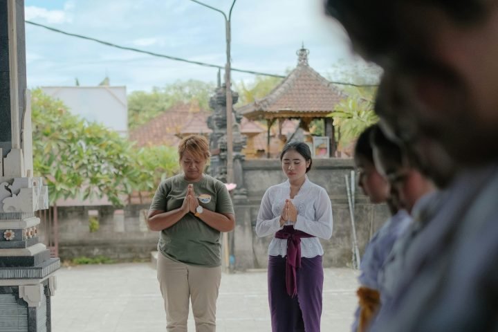 Seorang staf F&B profesional di Bali menunjukkan grooming sempurna dan senyum ramah, dua tips utama lolos interview kerja.